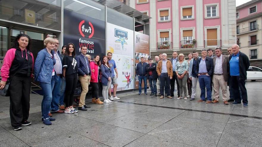 Representantes de los clubes y entidades deportivas participantes en el Día del Deporte, junto a la concejala Ana Hevia (octava por la derecha).