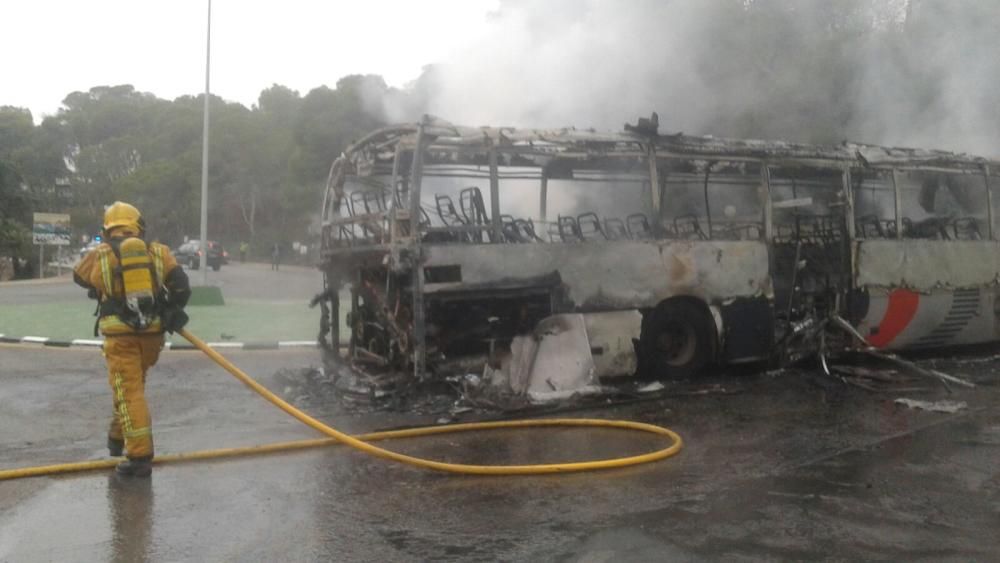 Un autobús arde en Campoamor