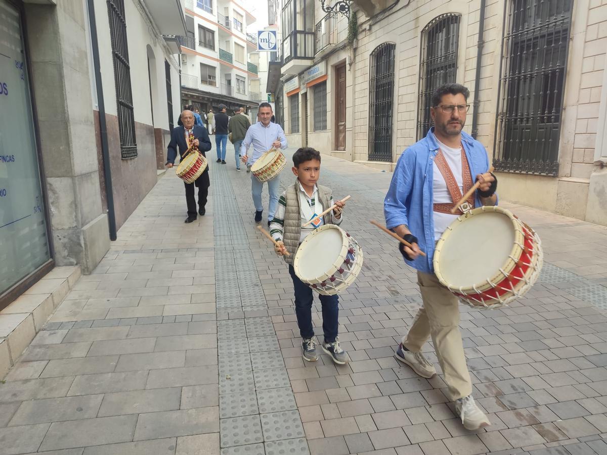 Niños y mayores se suman a la tradición del toque del tambor en Baena.