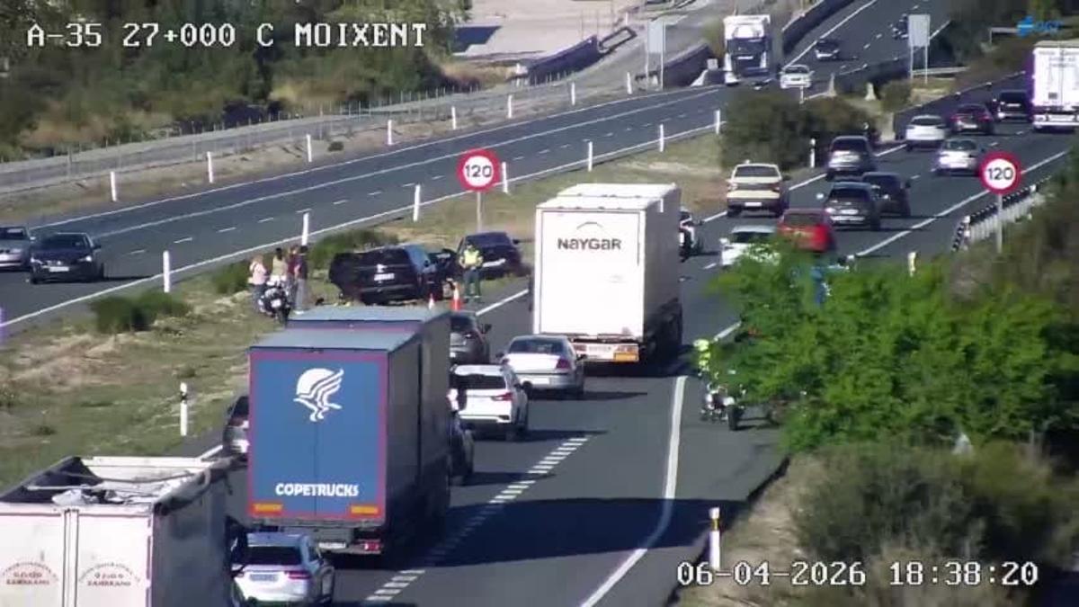 Retenciones kilométricas en la A-35 en Moixent, este lunes por la tarde.