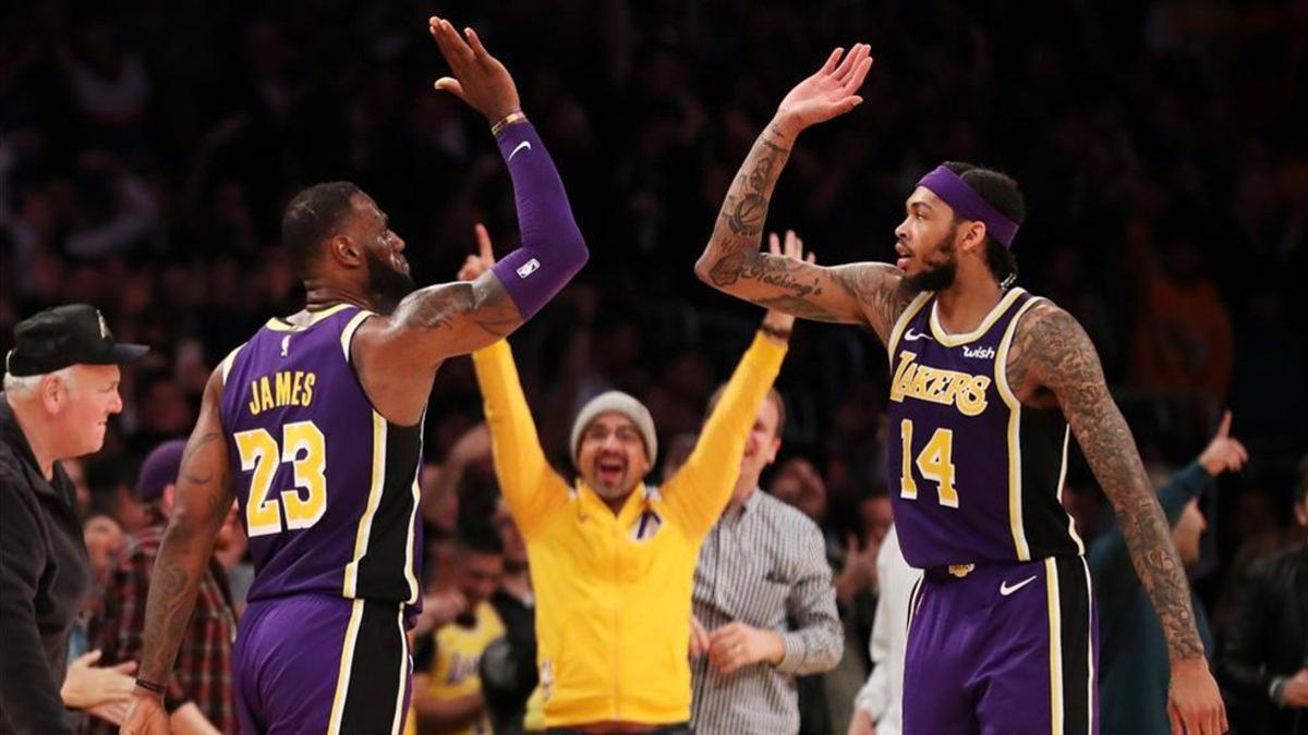 LeBron celebra una acción de los Lakers con Brandon Ingram
