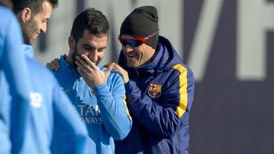 Luis Enrique bromea con Arda Turan en el entrenamiento de ayer.