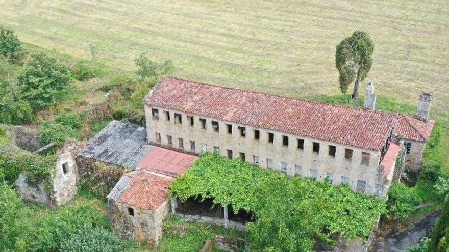 O camiño empedrado da fábrica de papel de Rodís queda ao descuberto