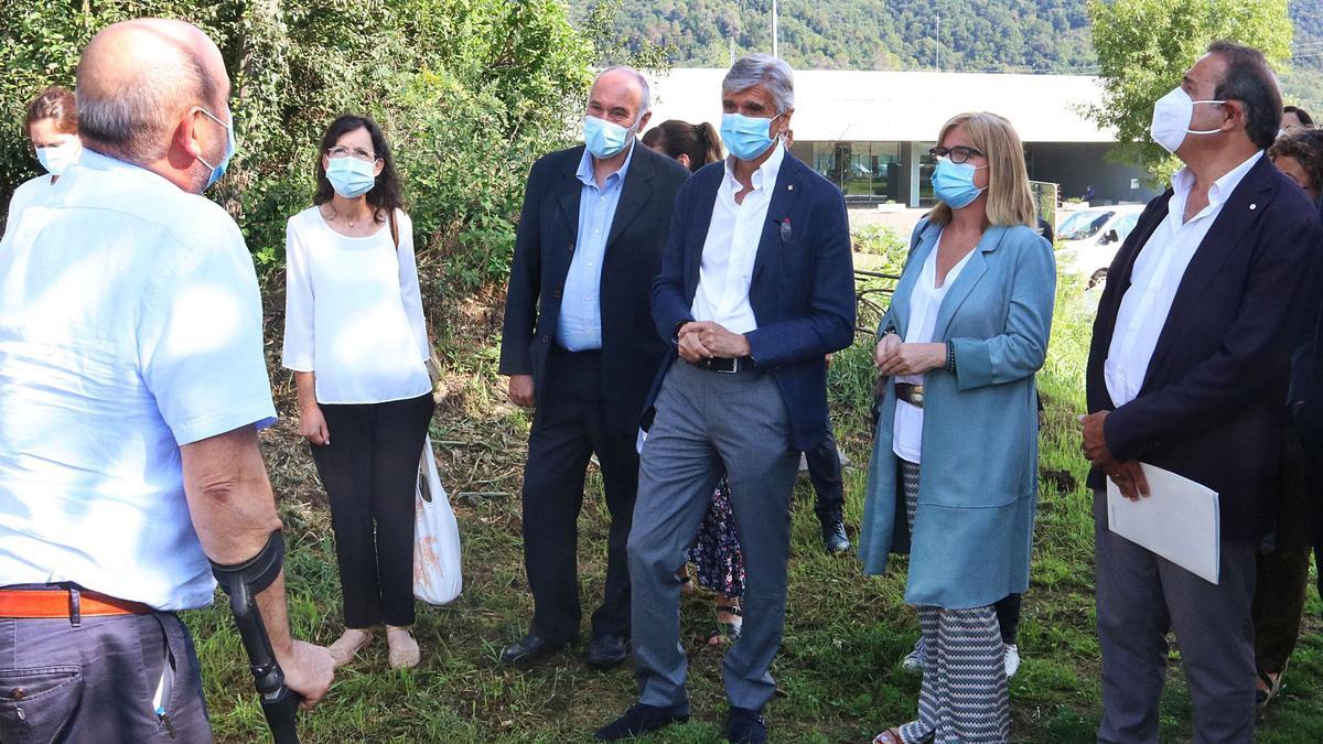 El conseller de Salut, Josep Maria Argimon (centre), al bosc dels Tres Roures, davant de l’hospital d’Olot, on va presentar el pla de prevenció contra els suïcidis