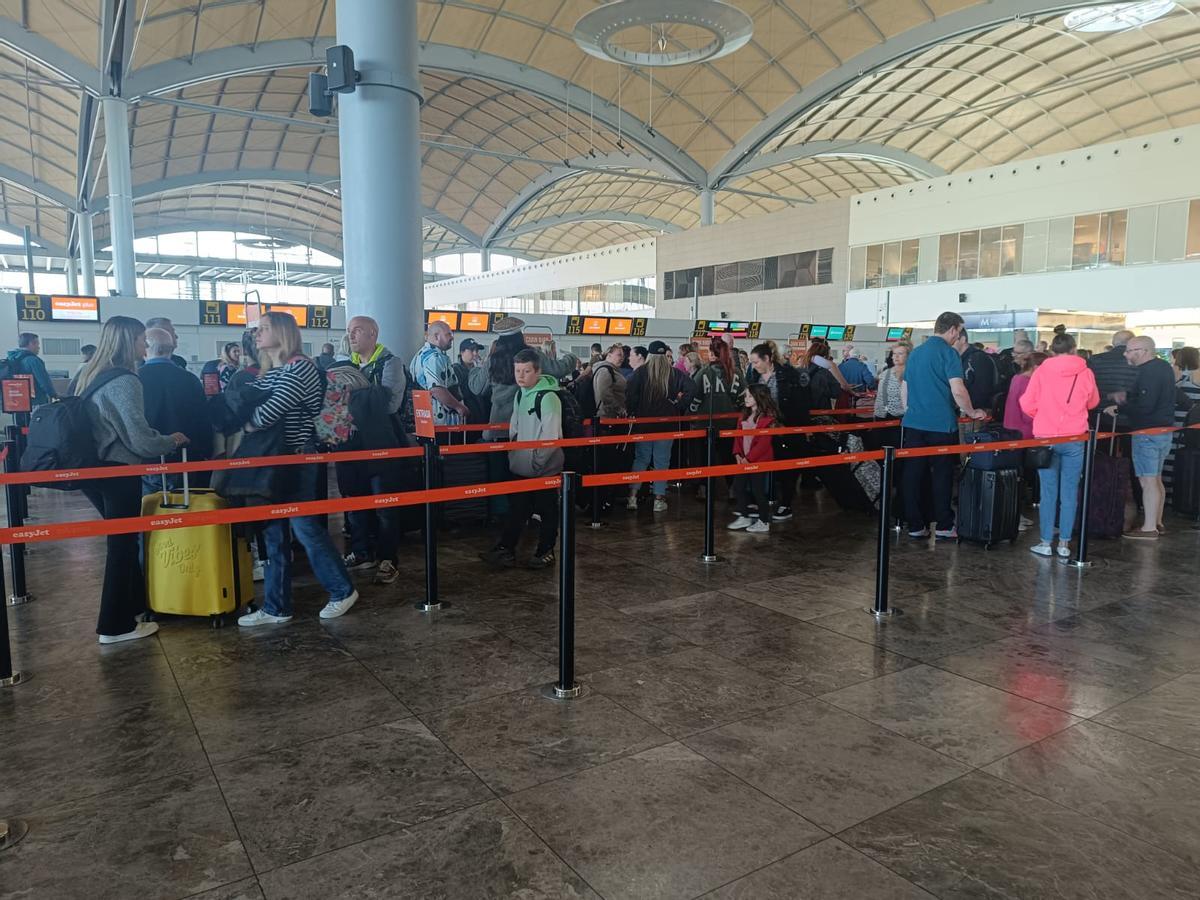 Colas en uno de los mostradores para realizar el embarque esta mañana.