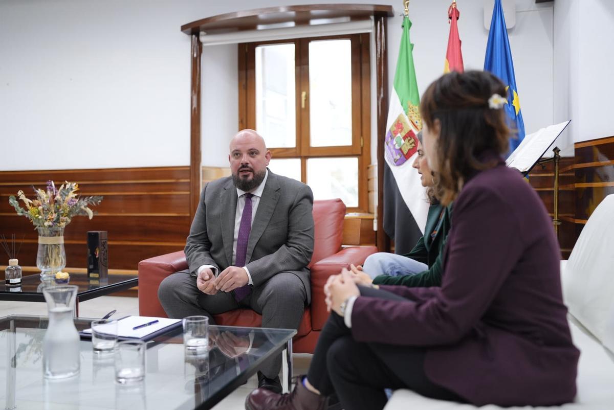El presidente de la Asamblea de Extremadura, Manuel Naharro, reunido con las diputadas de Unidas por Extremadura.