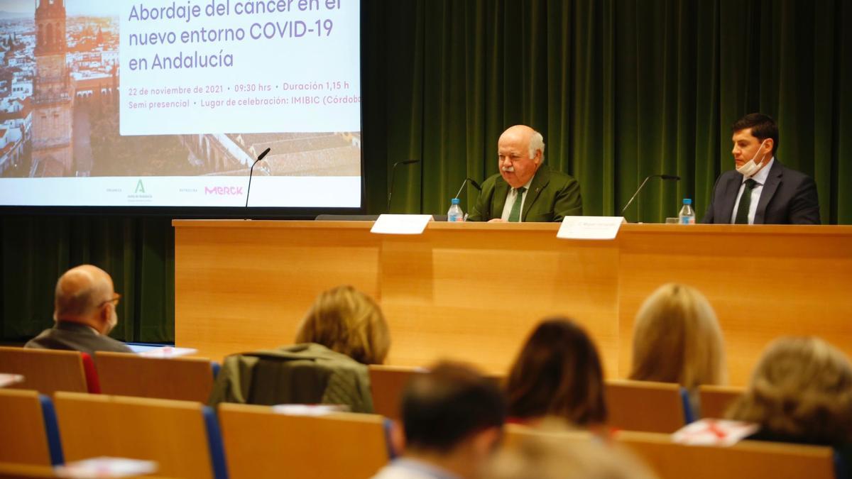 El consejero de Salud, Jesús Aguirre, y el director general de Merck en España, Miguel Fernández.