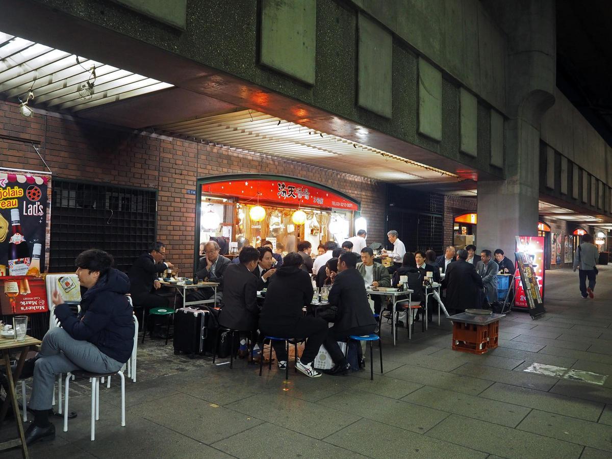 Restaurantes y actividad bajo las vías del tren