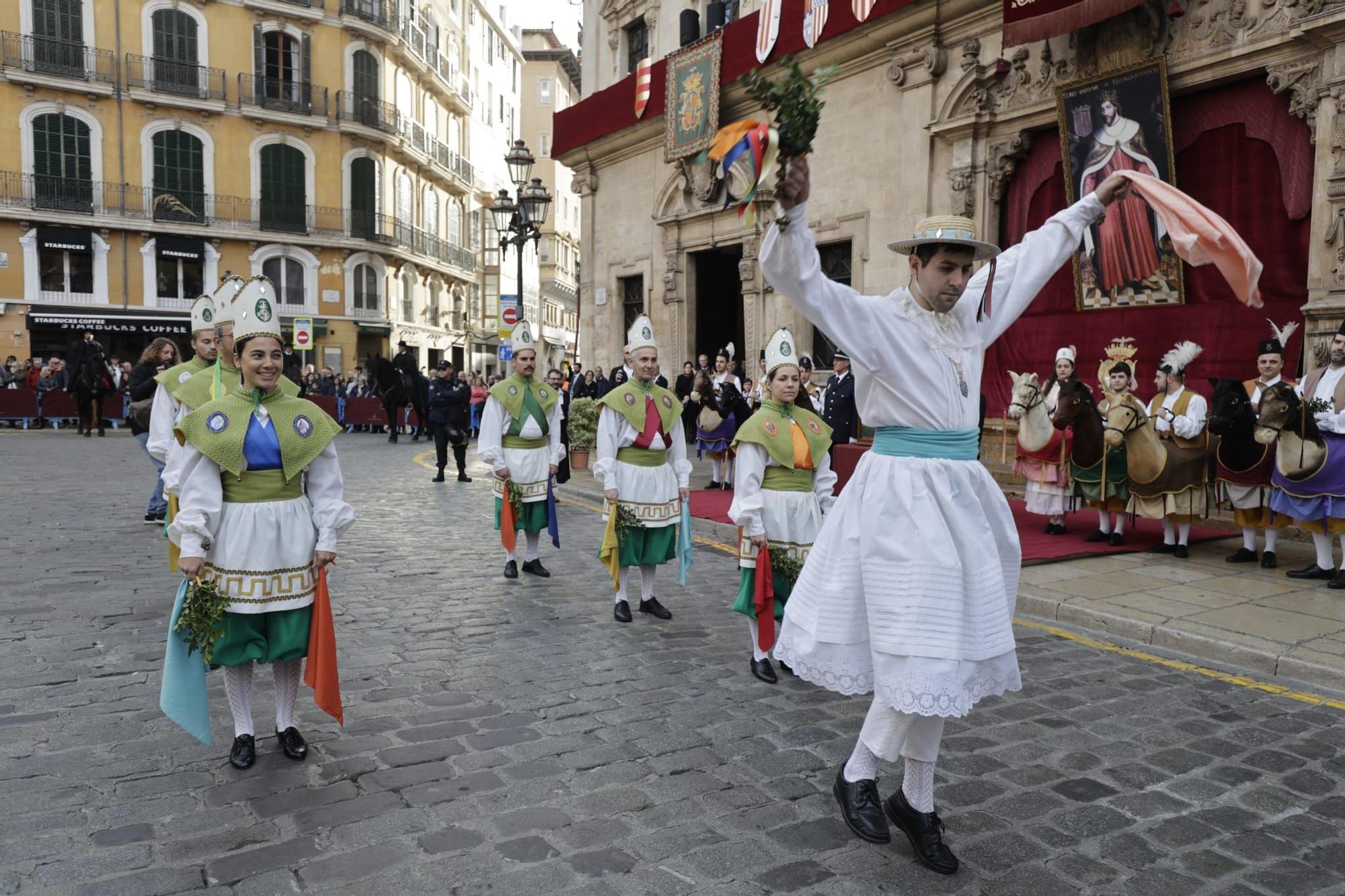 La plaza de Cort de Palma luce ya el estandarte del Rei en Jaume y la Cimera del Rei Martí