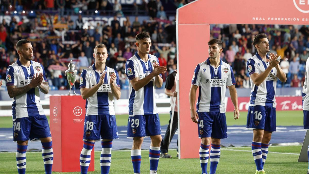 Honor y gloria para los héroes del 37: La Copa se alzó al cielo del Ciutat