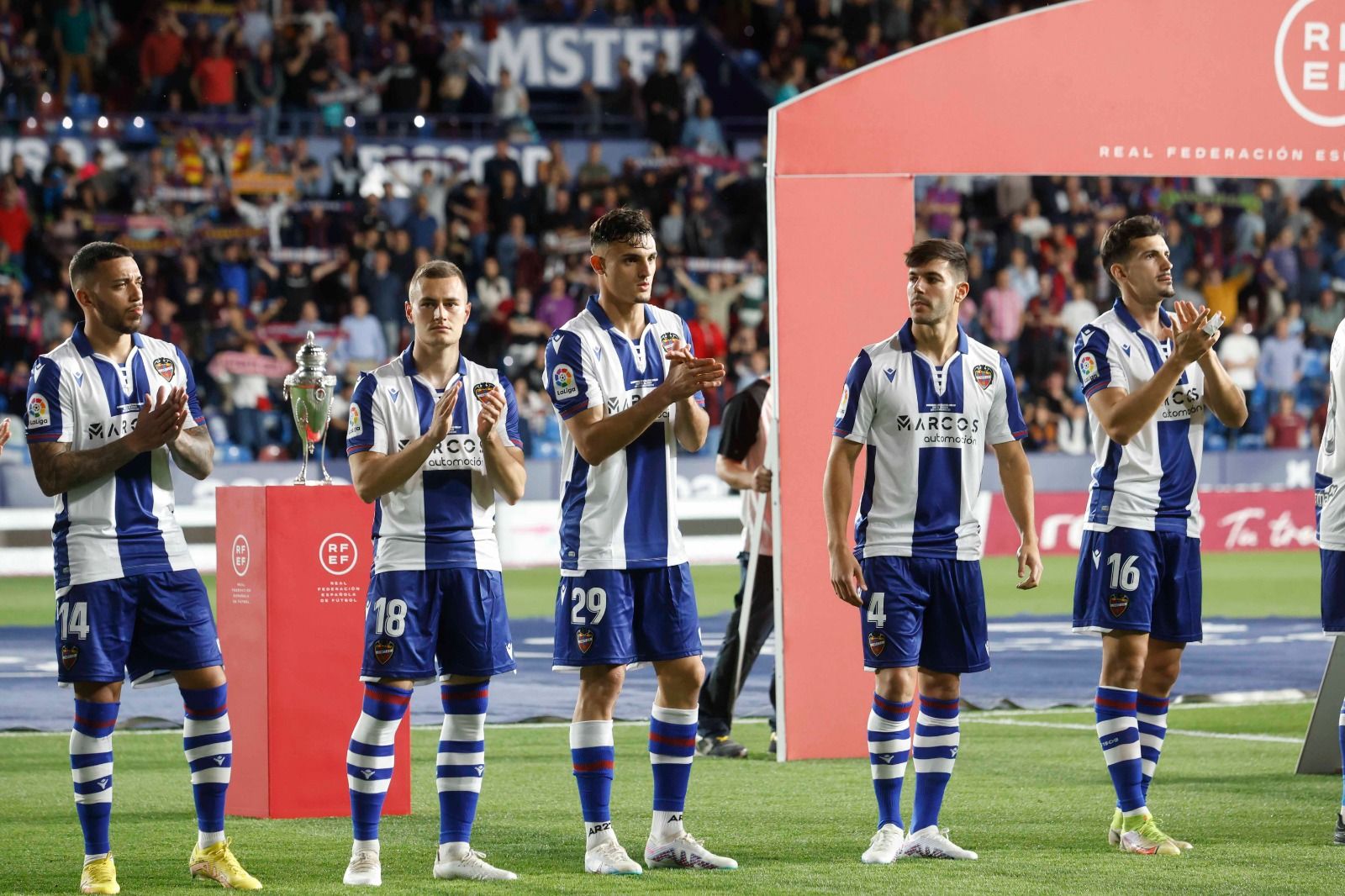 Honor y gloria para los héroes del 37: La Copa se alzó al cielo del Ciutat