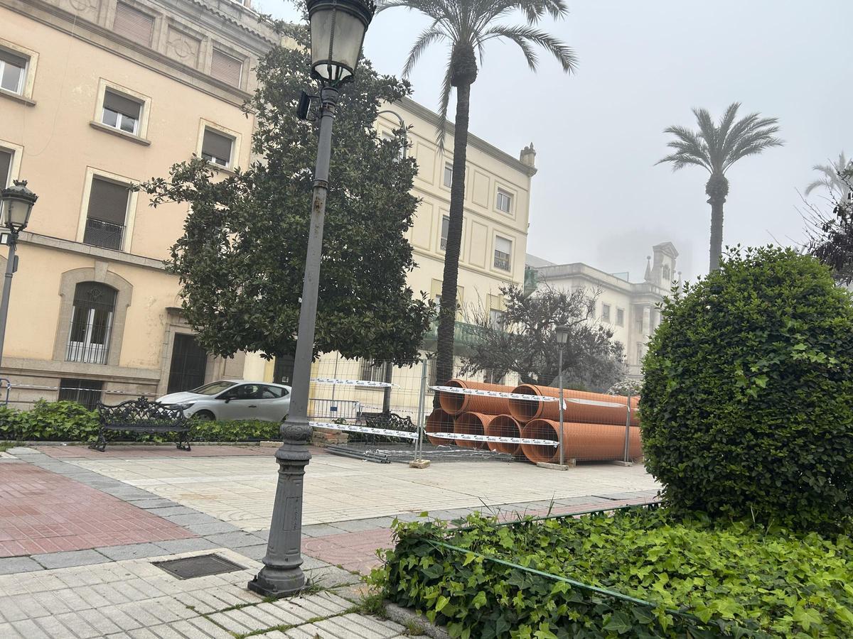 Los tubos para el nuevo colector, en la avenida de Huelva.