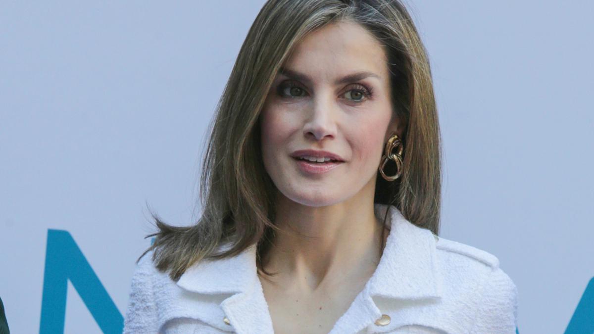 El look de Letizia Ortiz con traje blanco de Felipe Varela