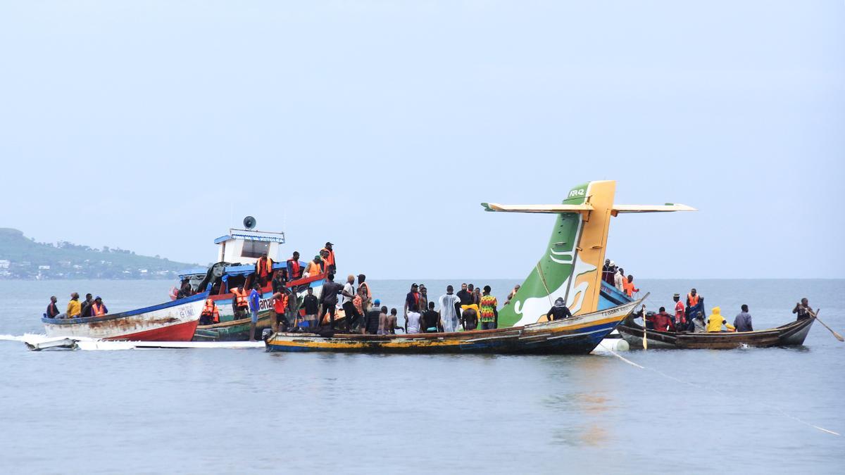 Un avión de pasajeros se estrella en el Lago Victoria de Tanzania.