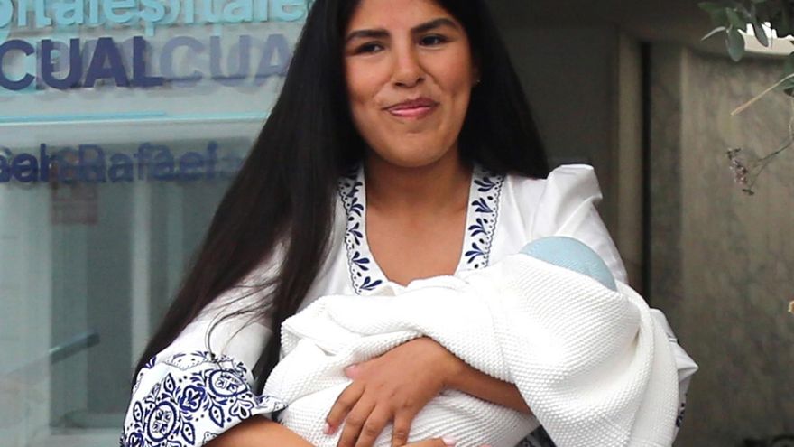 Isa Pantoja A La Salida Del Hospital Junto Al Pequeño Cairo