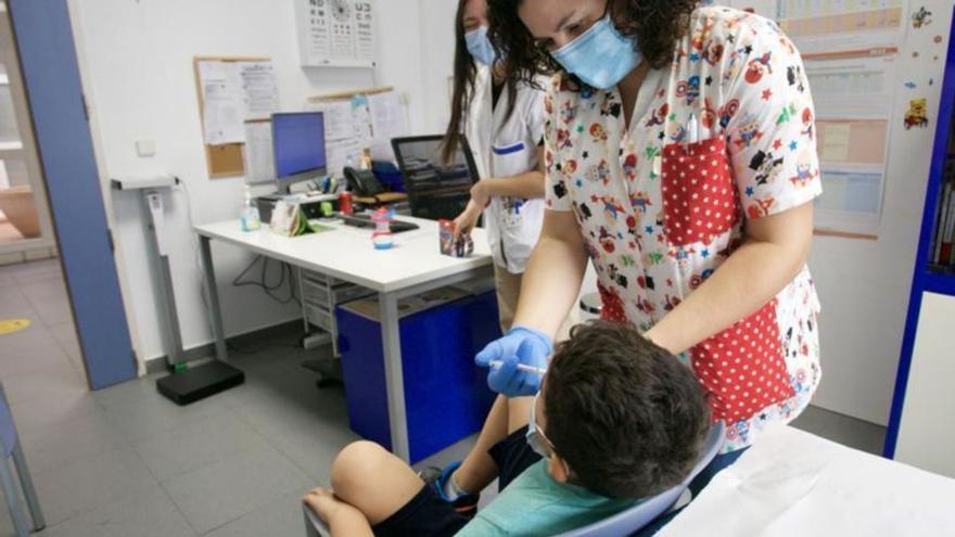 Un niño de Murcia recibe la vacuna intranasal contra la gripe en la consulta de Enfermería. | JUAN CARLOS CAVAL