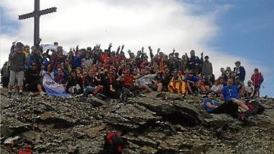 Una imatge de grup dels 300 excursionistes que van participar al tast de vins, al cim del Puigmal.