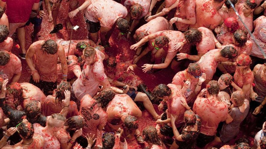 Jóvenes disfrutan de la Tomatina de Buñol, en 2016.