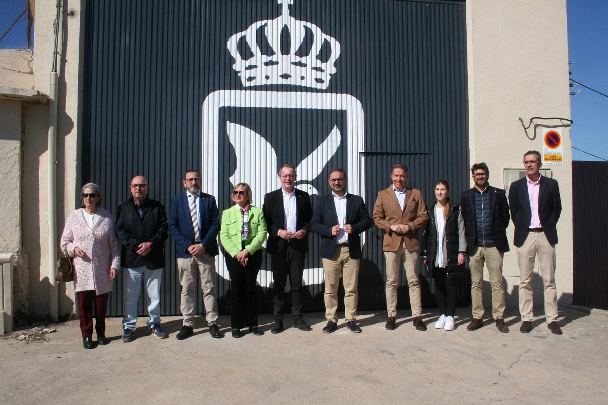 José Luis Ruiz, María Jesús Pérez, Ramón Mateos y Diego José Mateos, centro, a las puertas de la nueva propiedad de la cofradía.