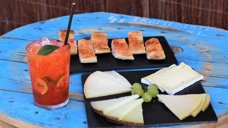 Tabla de quesos con mojito de fresa de La Cream Empordà.