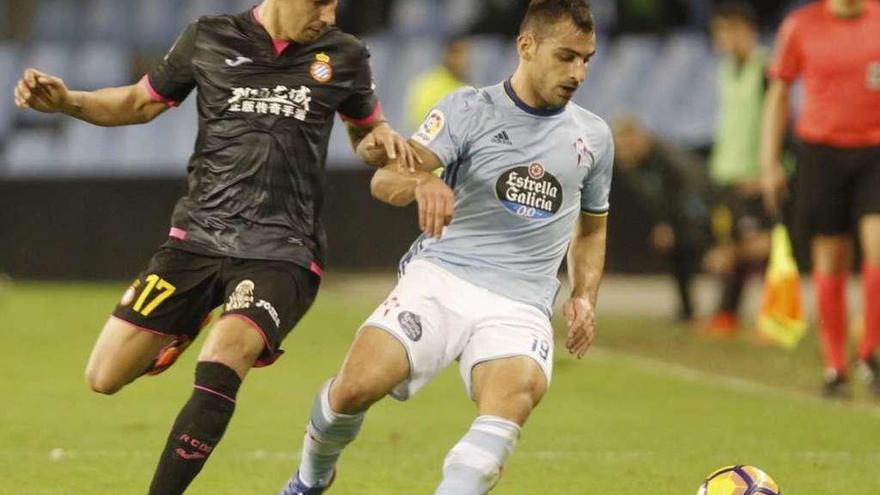 Jonny conduce el balón en presencia de Hernán Pérez. // José Lores