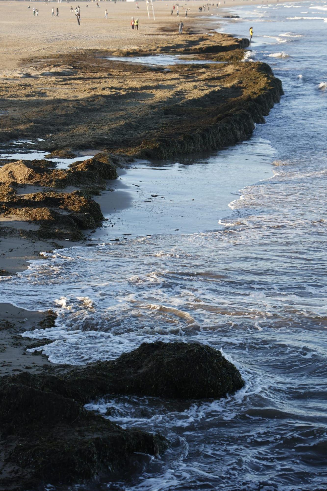 La playa de Las Arenas tras el fuerte oleaje de este fin de semana