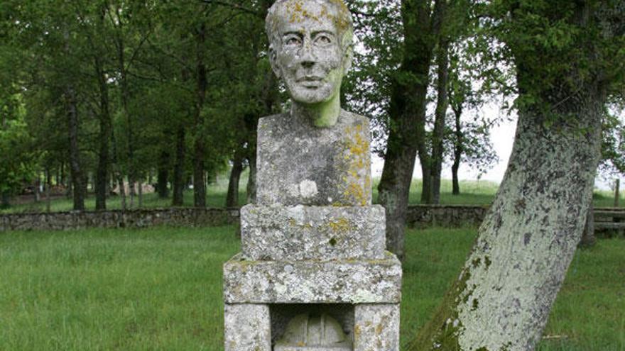 Busto e escultura do científico lalinense en Bermés.  // Bernabé/Gutier