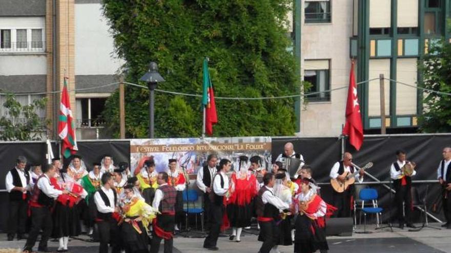 Los portugueses, ayer, durante su actuación, en el parque candasín.