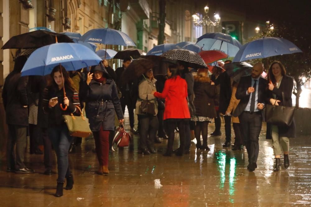 La lluvia, en el centro de Vigo // J. Lores