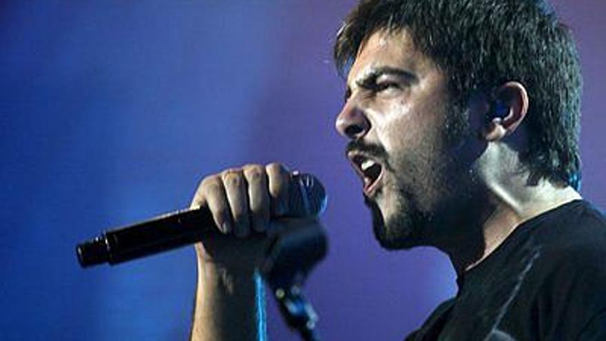 Uno de los componentes del grupo catalán Estopa, David Muñoz, durante el concierto en el Palacio de los Deportes de Madrid.