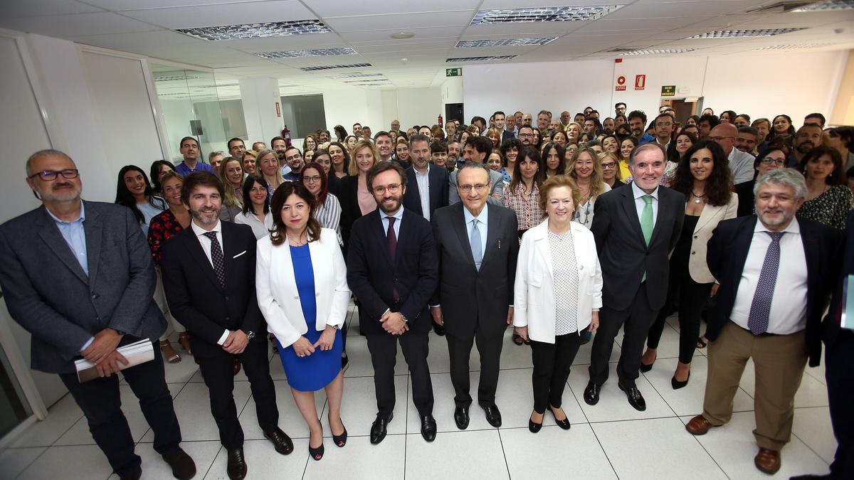 El equipo directivo de Prensa Ibérica con la plantilla Grupo Zeta en Madrid.