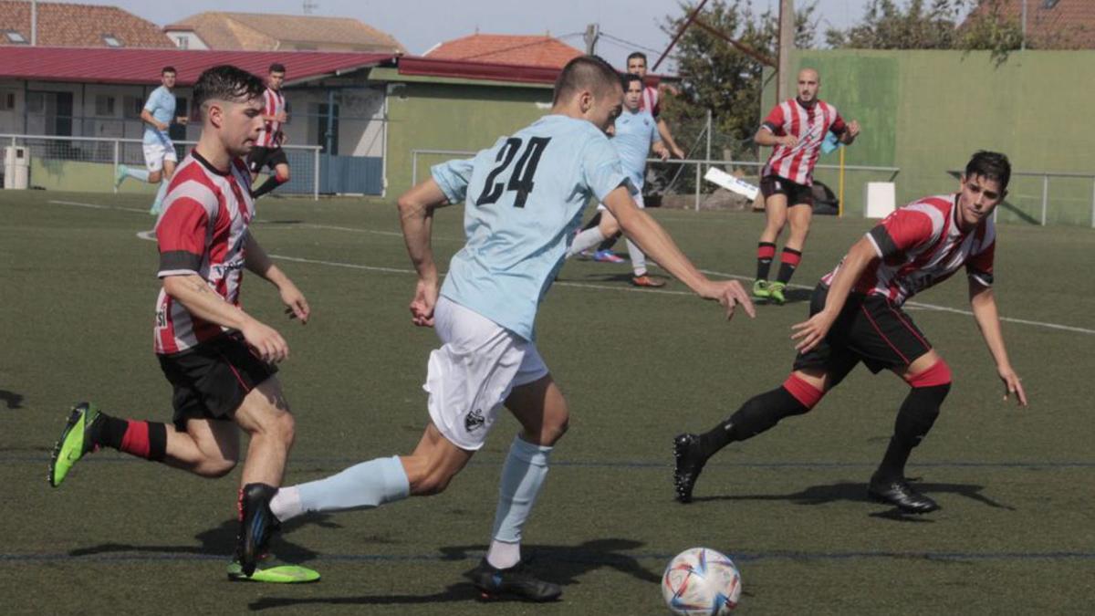 Una acción del duelo Beluso-Castrelos. |  // SANTOS ÁLVAREZ