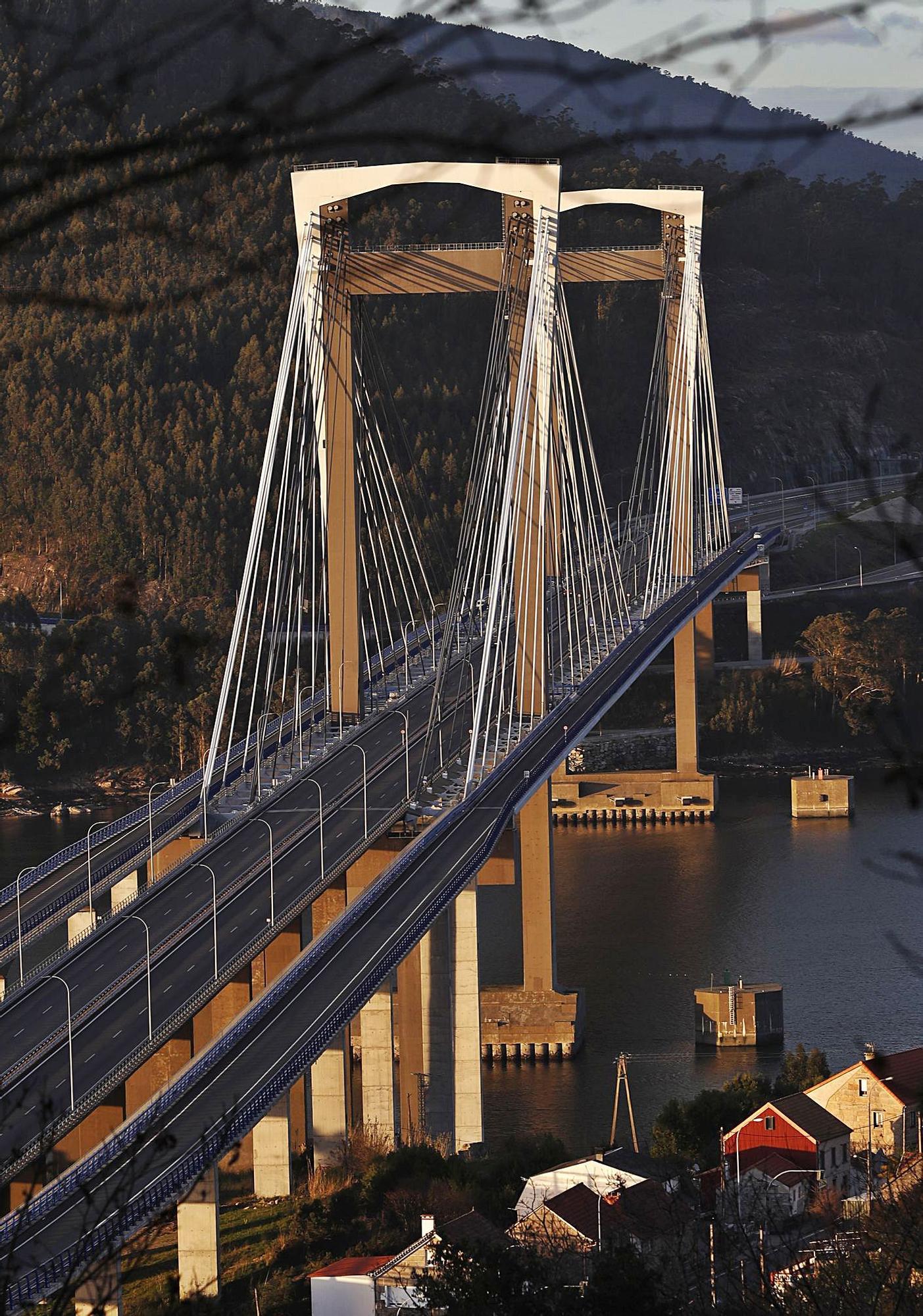 El puente de Rande, sobre el que discurre la AP-9