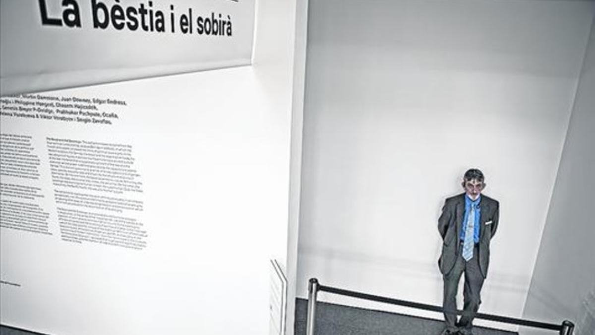 Un trabajador, ante el acceso cerrado de la exposición del Macba 'La bestia y el soberano', el miércoles.