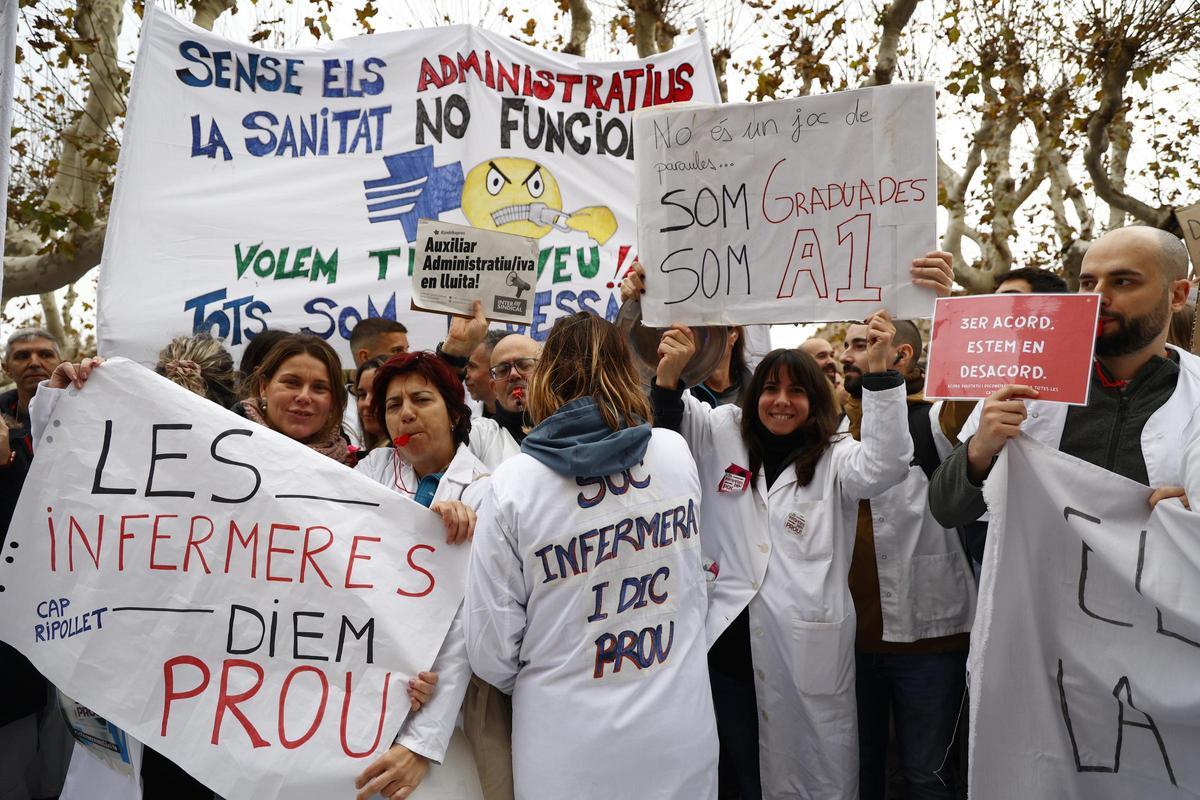 Protesta de enfermeras y empleados del ICS ante el Parlament