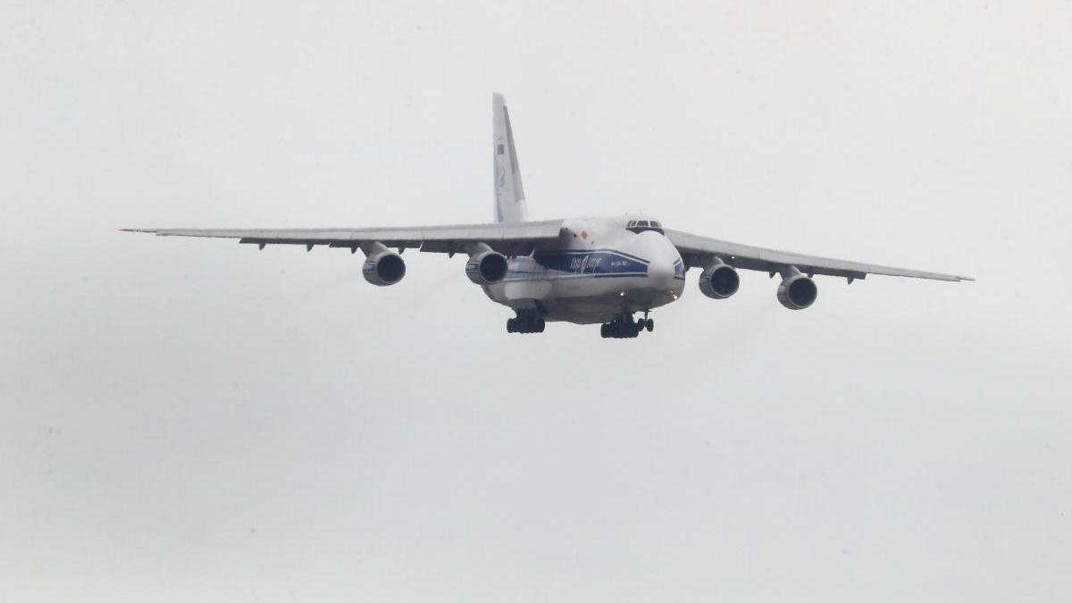 Un avión, a punto de aterrizar