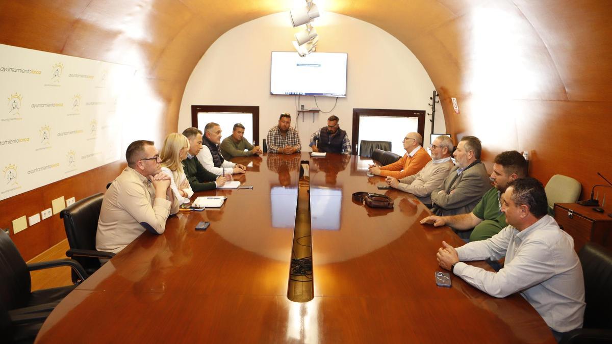 Reunión entre agricultores y representantes municipales.