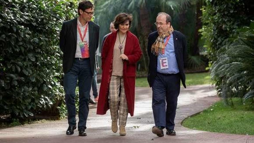 Salvador Illa, Carmen Calvo y Miquel Iceta, en un receso del congreso del PSC. // Europa Press