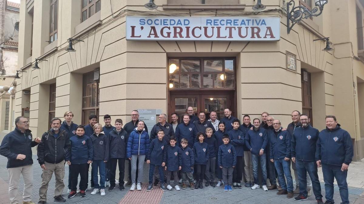 Socios y jugadores del Club d'Escacs a la puerta del casino en el que tenían la sede.