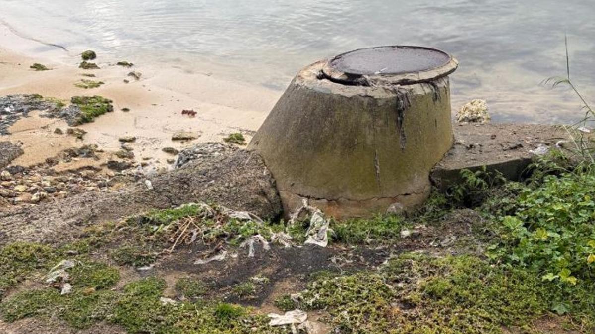 Punto en el que se produce la salida de aguas fecales, a escasos metros del mar.