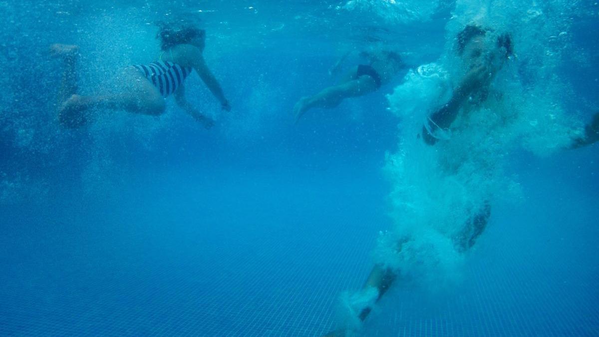 Unos niños juegan en una piscina, en Madrid. /
