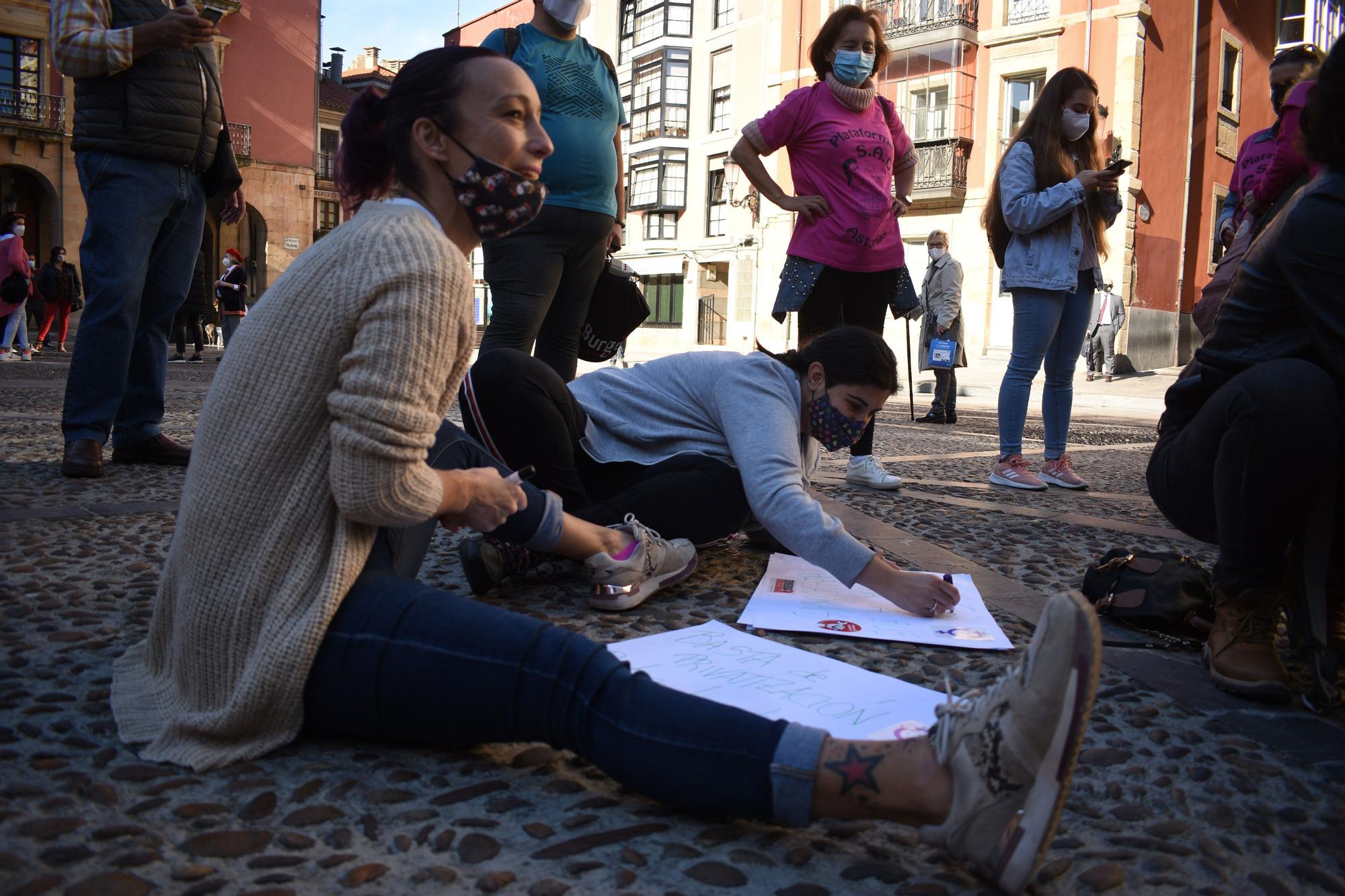 Manifestación de trabajadoras de ayuda a domicilio en Gijón