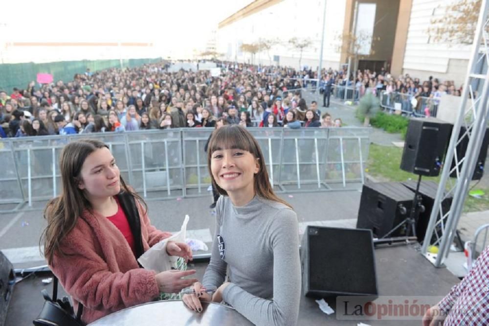 Firma de discos de Aitana en Murcia