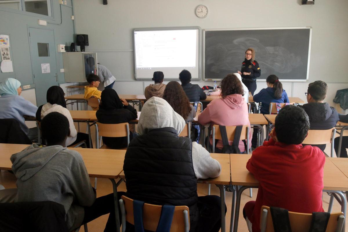 Charla de los Mossos dEsquadra en un instituto.