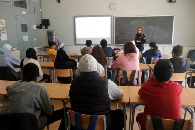 Charla de los Mossos dEsquadra en un instituto.