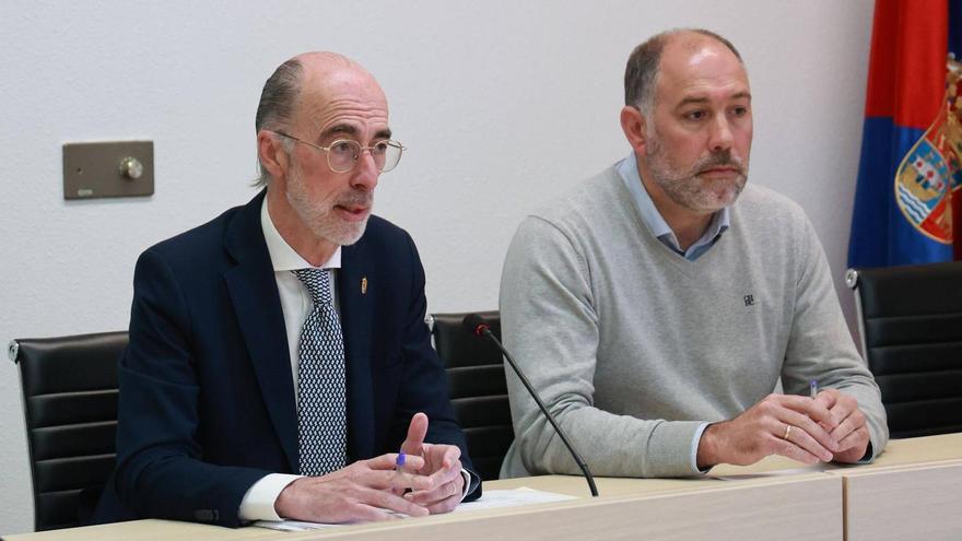 El alcalde, Jesús Vázquez Almuiña, y el concejal José Ángel Bahamonde, en la última rueda de prensa