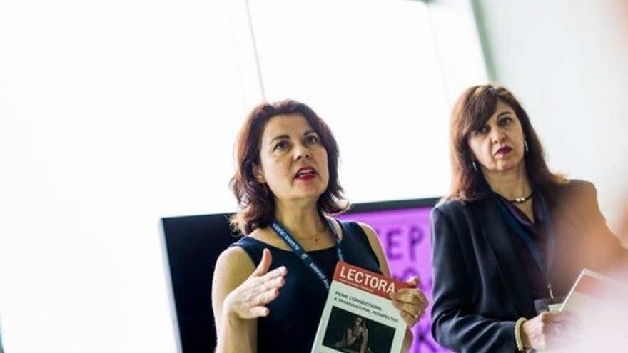 Nuria Triana, a la izquierda, y Paloma Garrigós, en un congreso en Oporto. En el recuadro, portada del libro.