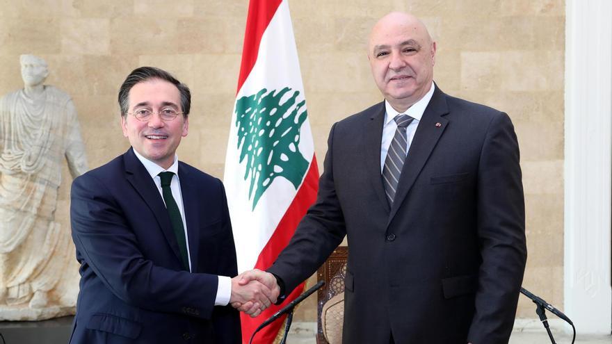 El ministro de Exteriores, José Manuel Albares, posa junto al presidente libanés, Joseph Aoun, este miércoles durante el encuentro que han mantenido en Beirut.