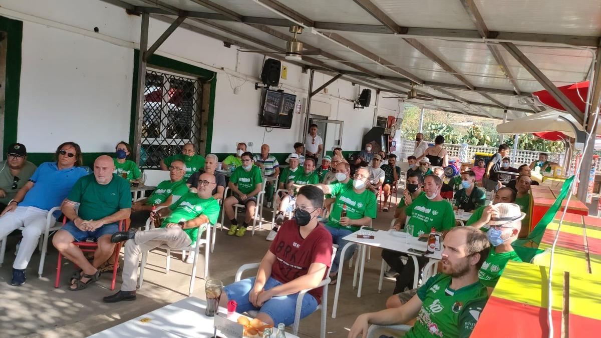 Aficionados del Cacereño, viendo el partido en el Temis