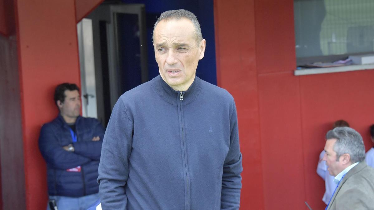 José Luis Oltra mira de reojo a su banquillo antes de la disputa del Eldense - Mirandés, el pasado domingo.